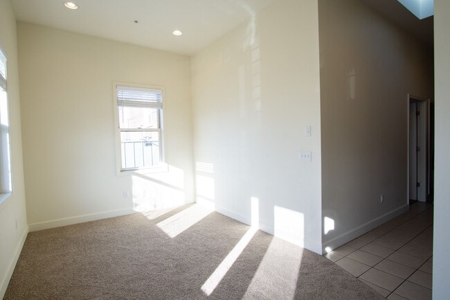 Foto del edificio - Corner 2 Bedroom with DW, W/D, Fireplace +...