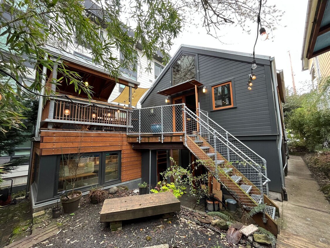 Primary Photo - Beautiful 2 Bed 2 Bath + Den Oasis House i...