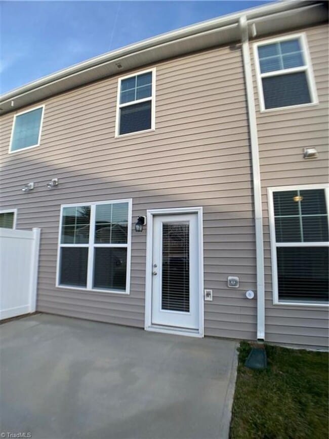 Building Photo - BEAUTIFUL Townhouse in Finley Ridge