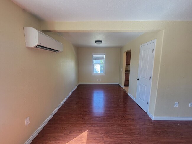 Foto del edificio - Spacious 3-Bed, 2-Bath Home with Fenced Ya...