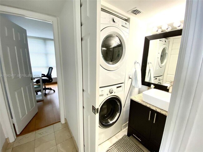 Foto del edificio - 3500 Mystic Pointe Dr