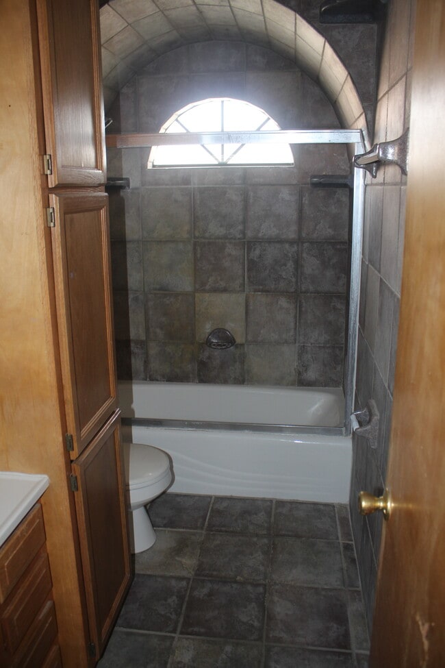 Building Photo - 127 Hanks Dr