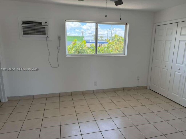 Building Photo - 609 NE 6th Ct