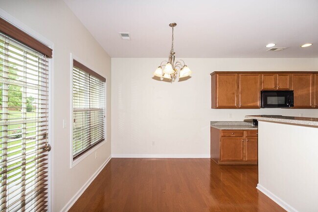 Building Photo - 250 Lantana Dr