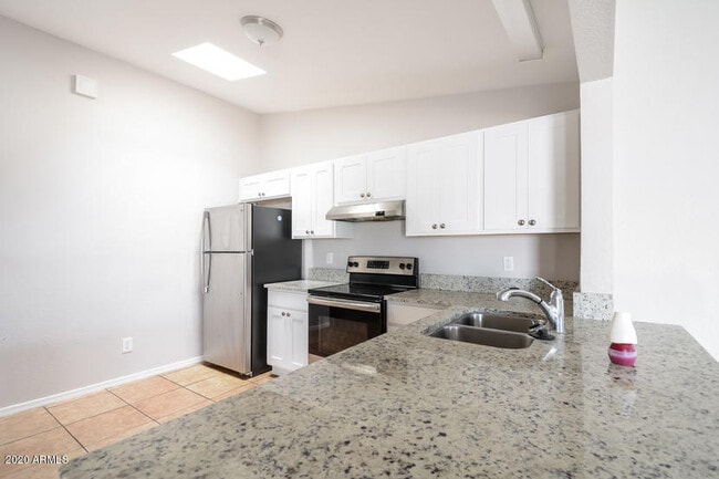 Building Photo - 10915 W Glenrosa Ave