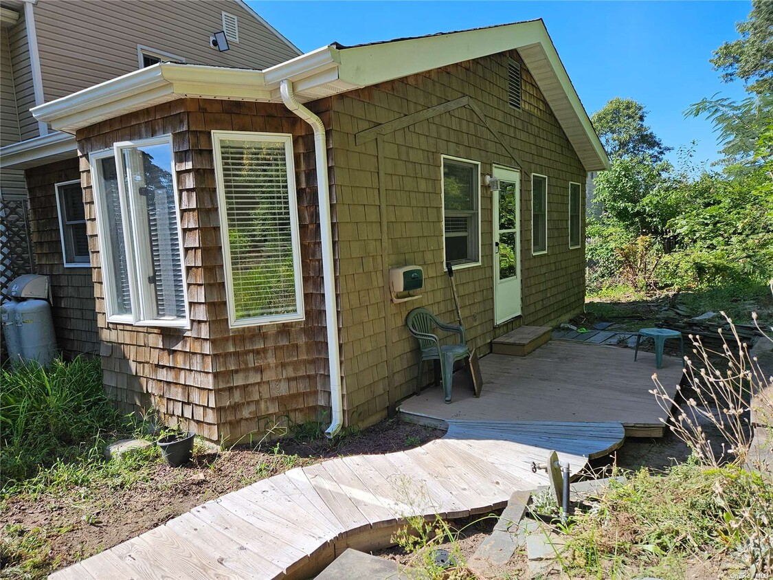 21 Walnut St, Coram, NY 11727 Room for Rent in Coram, NY