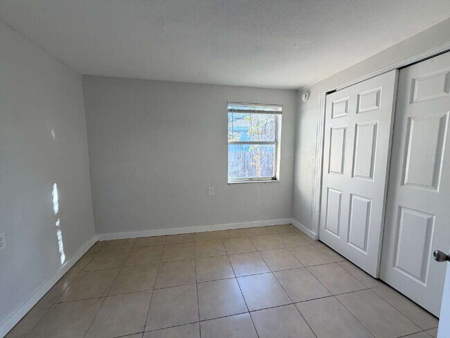 Foto del edificio - 6651 River Rd