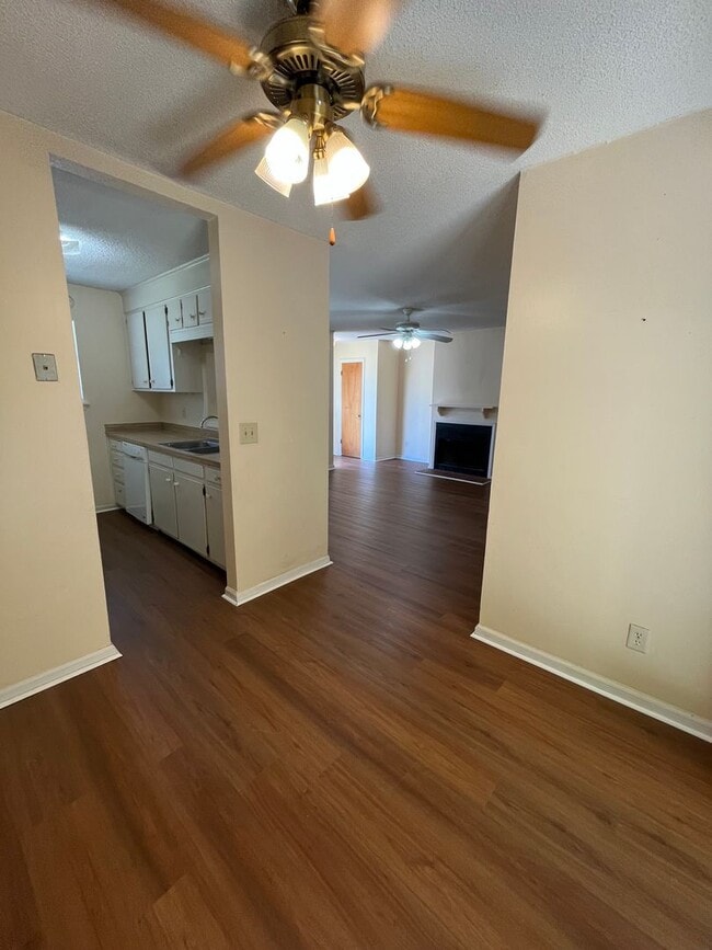 Building Photo - Charming 2 Bedroom