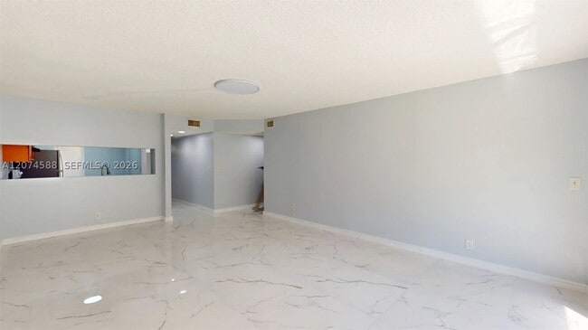 Foto del edificio - 3501-3507 NW 114th Ave
