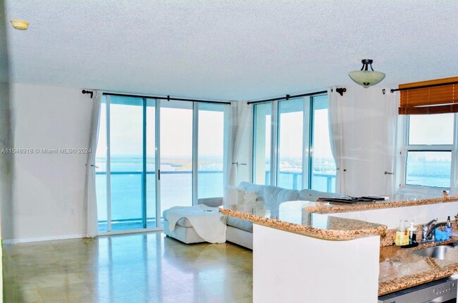 Building Photo - 1155 Brickell Bay Dr