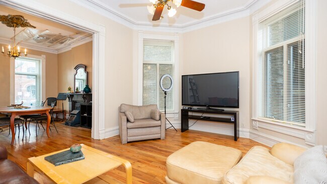 Foto del edificio - 1251 N Hoyne Ave