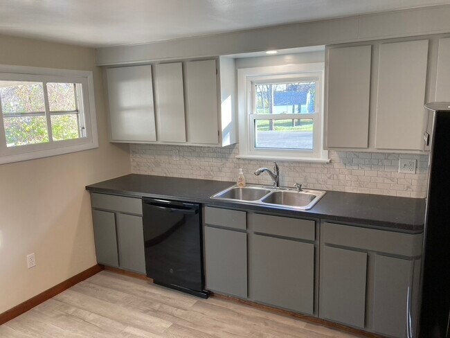 Foto del edificio - 8053 Lawrence Dr