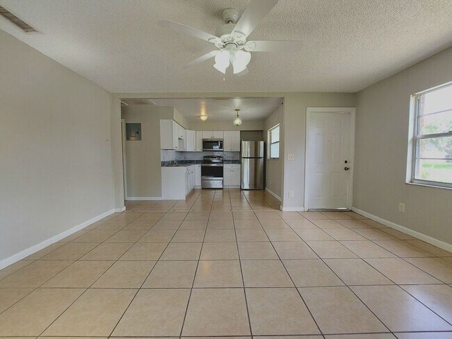 Foto del edificio - 2421 Ave C SW