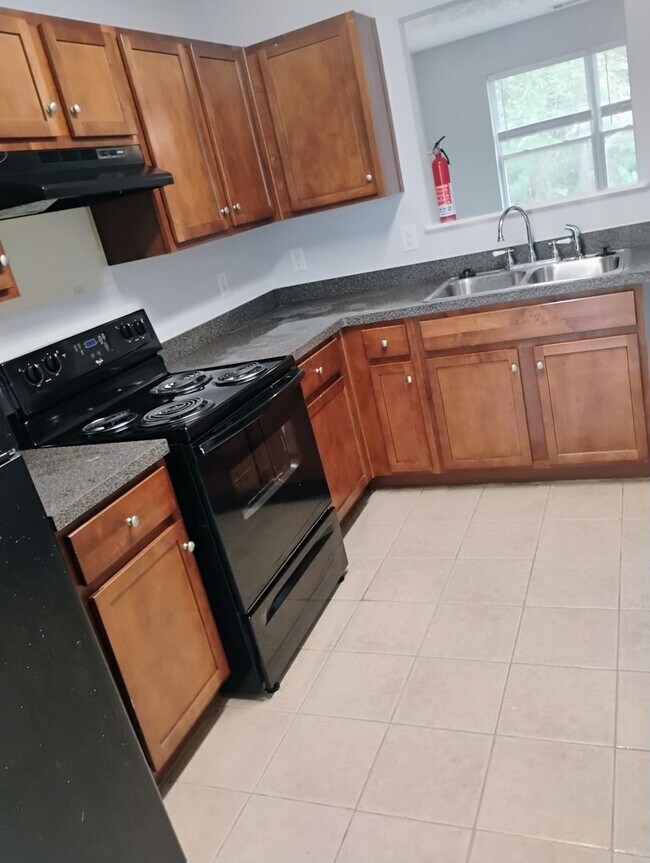 Foto del edificio - Gorgeous Renovated 3 Bedroom 2 Bath Townhome in Amazing Lithonia Location! Move In Ready!!!!