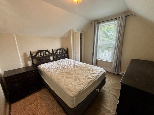 Dormitorio - 606 Dewey Ave