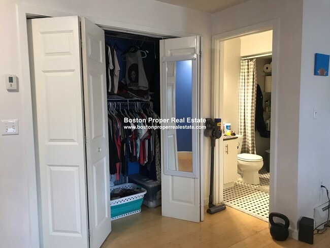 Building Photo - 461 Park Dr