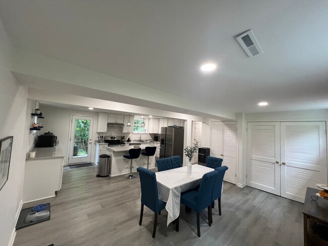 Building Photo - 8607 Pinecliff Dr