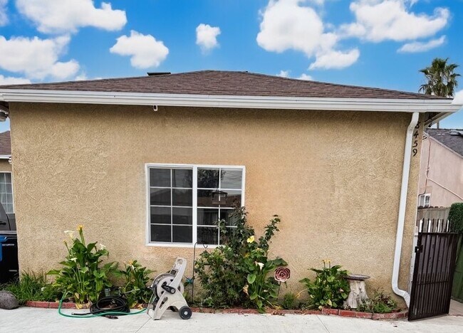 Foto del edificio - 8459 Omelveny Avenue