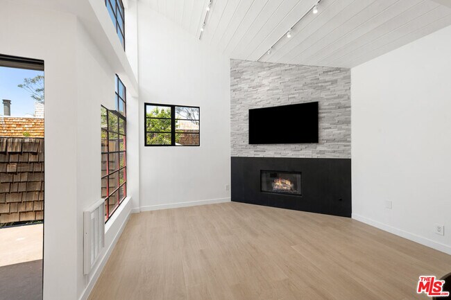 Foto del edificio - 29233 Heathercliff Rd