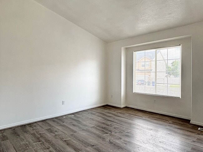 Building Photo - Bright & Spacious Rambler in Rose Park!