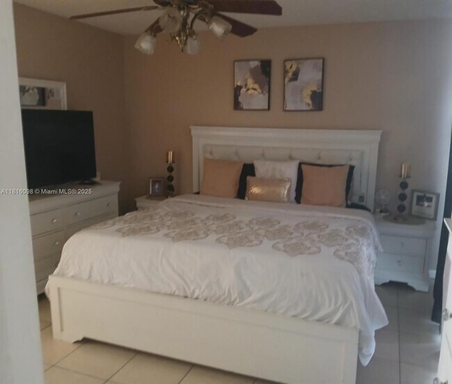 Foto del edificio - 1000 Cypress Way E