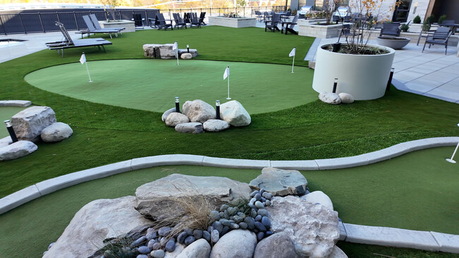 Putting Green - The Pearl