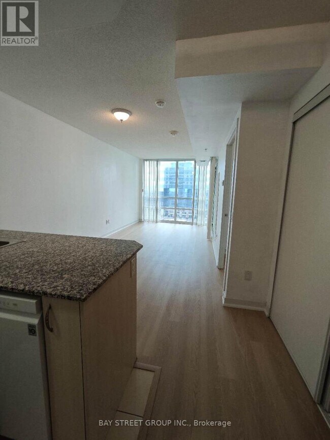 Photo du bâtiment - 5740 Yonge St
