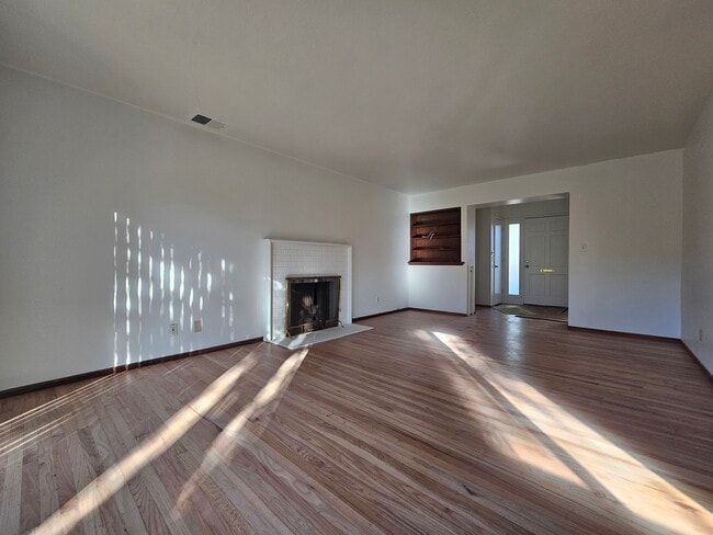 Building Photo - 819 Linden Ln