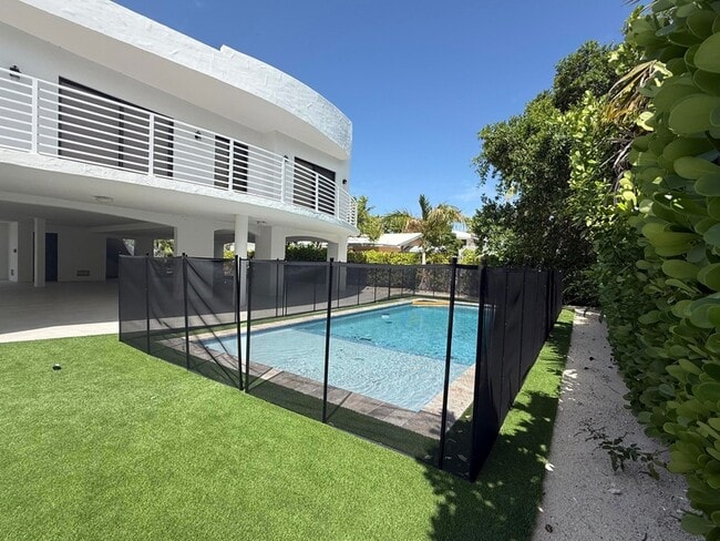 Building Photo - 273 W Seaview Dr