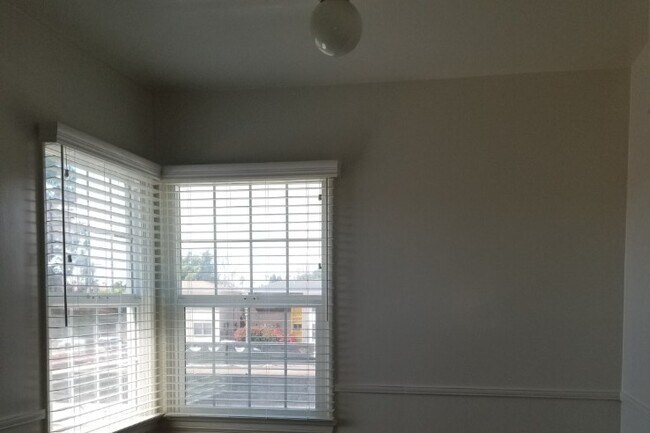 Eat In Kitchen area - 11000 Culver Blvd
