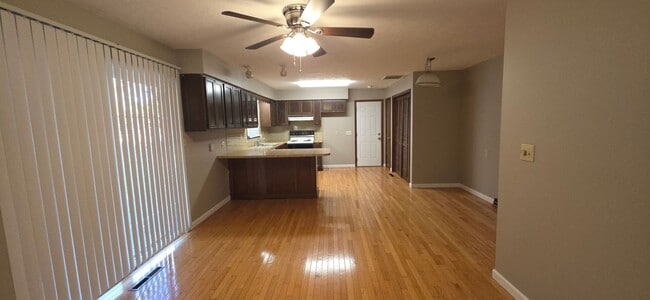 Building Photo - Kickapoo schools, 3 BR 2 BA fenced yard, $...