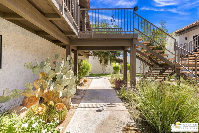 Foto del edificio - 2230 S Palm Canyon Dr
