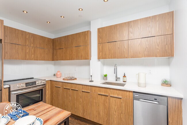 Building Photo - 495 St Johns Pl