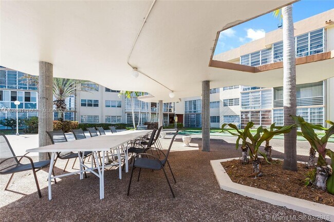 Foto del edificio - 873 NE 195th St