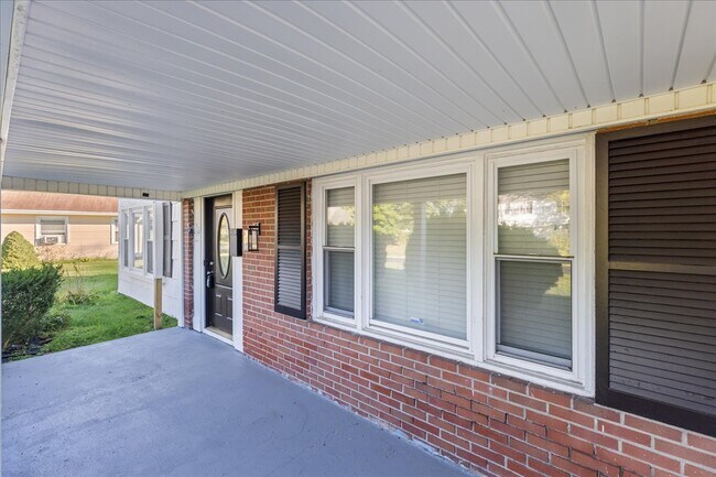 Building Photo - 114 Millbrook Dr