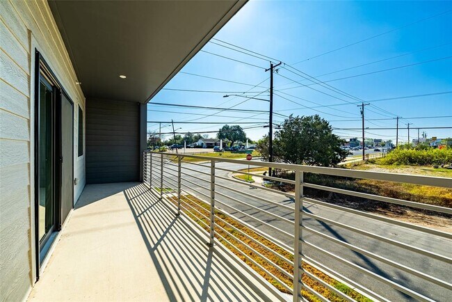 Foto del edificio - 100 Mockingbird Ln W