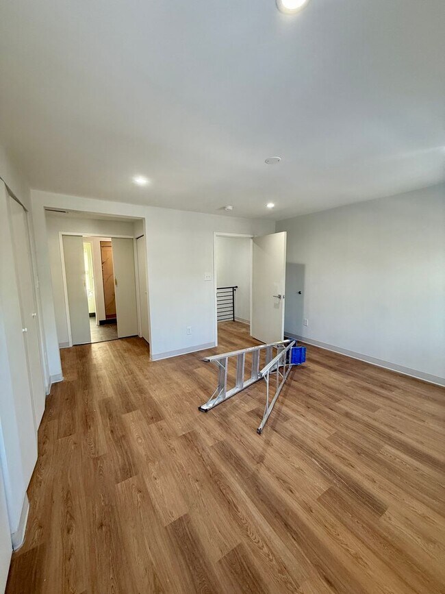 Foto del edificio - 3 bed 2.5 bath townhome - New Renovation