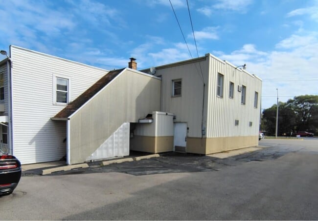 Building Photo - 3452 Sheridan Rd