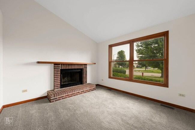 Building Photo - Joliet Corner Lot Three Bedroom Split Level