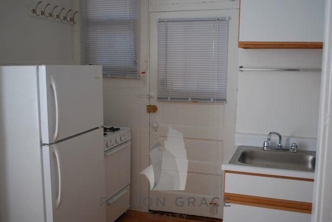 Building Photo - 1317 W Estes Ave