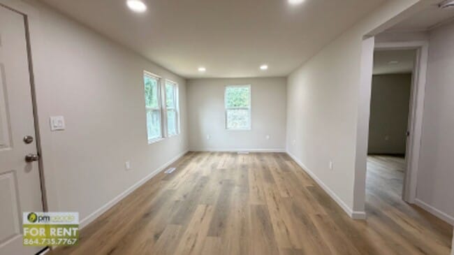 Foto del edificio - Completely Updated Easley 2/1 Available Now!