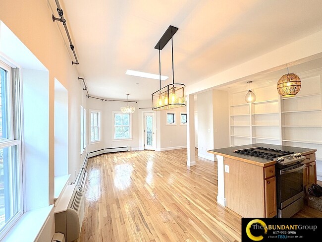 Building Photo - 275 River St