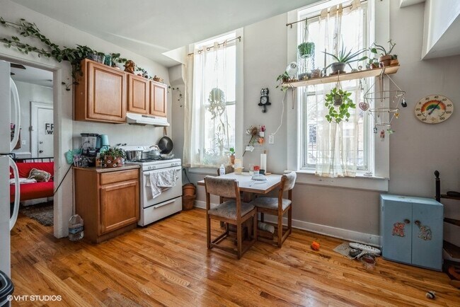 Building Photo - Sunny Pilsen 2 Bed- blocks away from Harri...