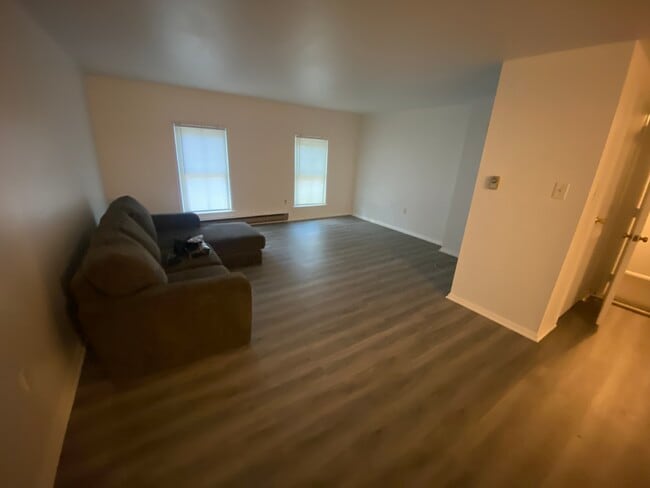 Building Photo - 144 Farnsworth Ave