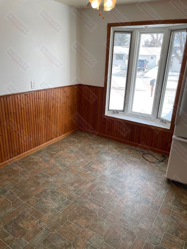 Building Photo - 208 E Sunset Dr