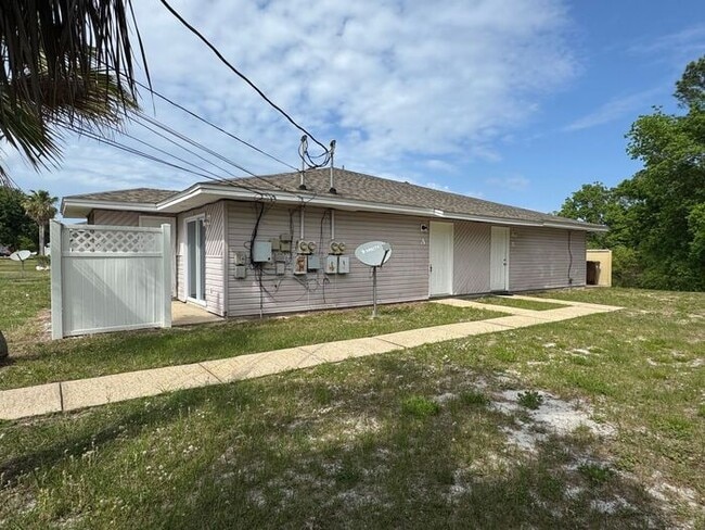 Building Photo - Gulf Breeze - Greenbriar Estates - 2 bed, 1 bath - Lawn care included