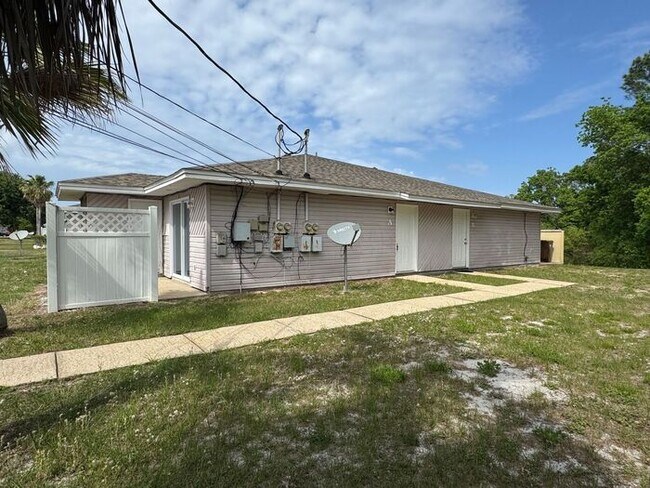 Foto del edificio - Gulf Breeze - Greenbriar Estates - 2 bed, 1 bath - Lawn care included