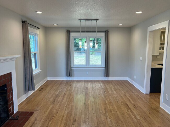 Building Photo - Beautiful & Charming 4-bedroom Home Near M...