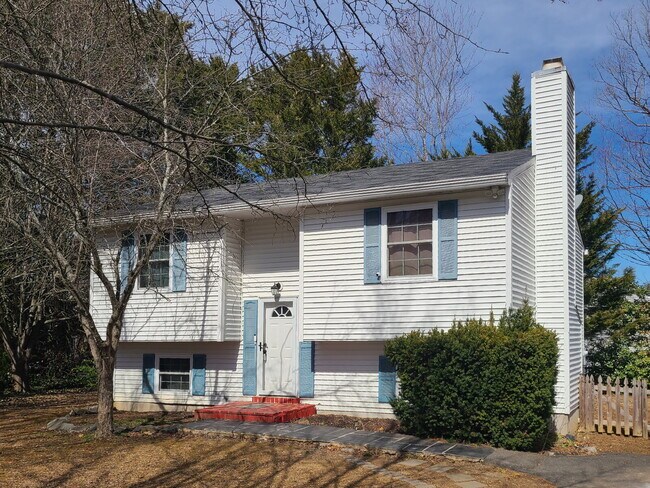 Building Photo - 3 BR, 2 BA Home with Garage and Fenced Yard