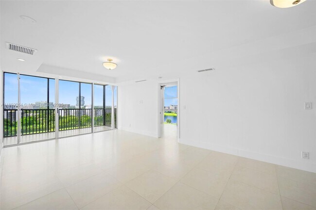 Foto del edificio - 20301 W Country Club Dr